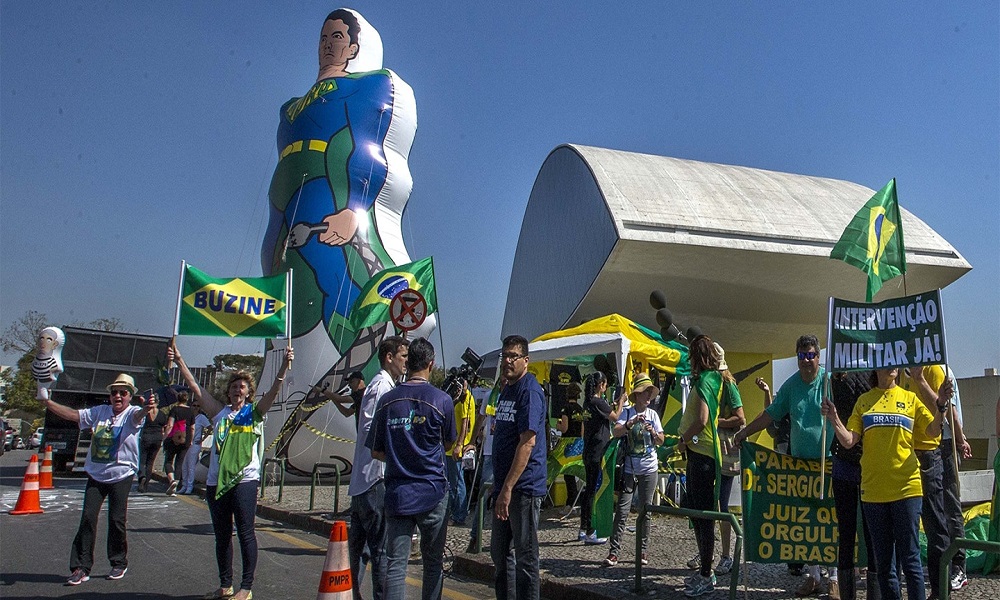 Em 2017, ato pró-Lava Jato no dia do segundo depoimento de Lula ao então juiz Sergio Moro. Manifestantes inflaram boneco representando Moro como super-herói. Foto: Marlene Bergamo/Folhapress. Em 2017, ato pró-Lava Jato no dia do segundo depoimento de Lula ao então juiz Sergio Moro. Manifestantes inflaram boneco representando Moro como super-herói. Foto: Marlene Bergamo/Folhapress.